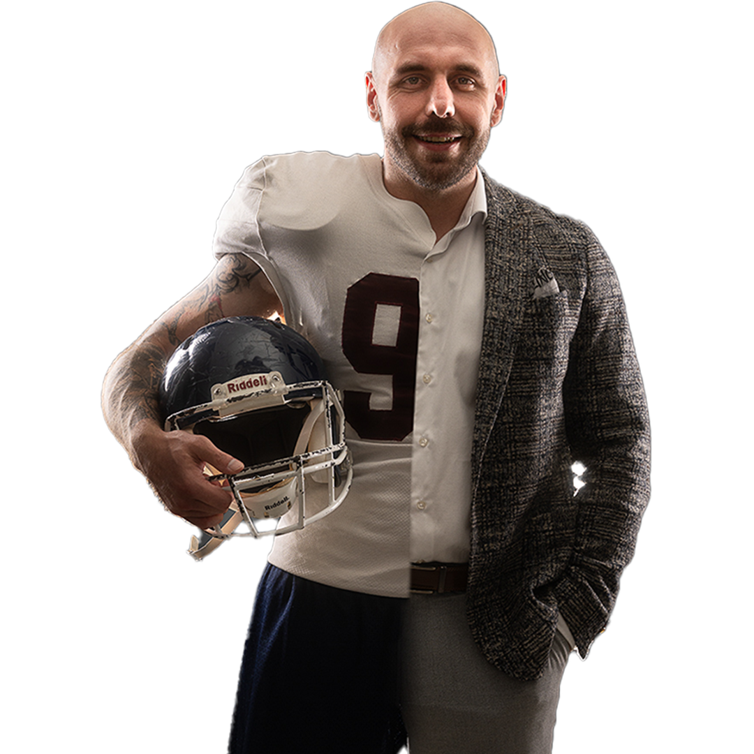 Peter Maier, Sales Coach aus Nürnberg, im Footballtrikot mit Sakko
